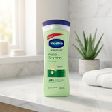لوسیون بدن وازلین مدل Aloe Soothe حجم 400 میلیلیتر نرمکننده و آبرسان پوست خشک و معمولی با عصاره آلوئه ورا جذب سریع و حفظ لطافت و نرمی پوست بعد از استحمام